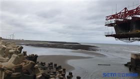 總統蔡英文25日前往桃園觀新藻礁、大潭藻礁（圖左）和大潭電廠視察。圖右為第三座天然氣接收站外推工程。