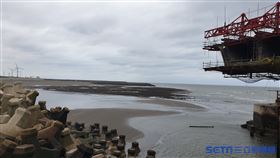 總統蔡英文25日前往桃園觀新藻礁、大潭藻礁（圖左）和大潭電廠視察。圖右為第三座天然氣接收站外推工程。