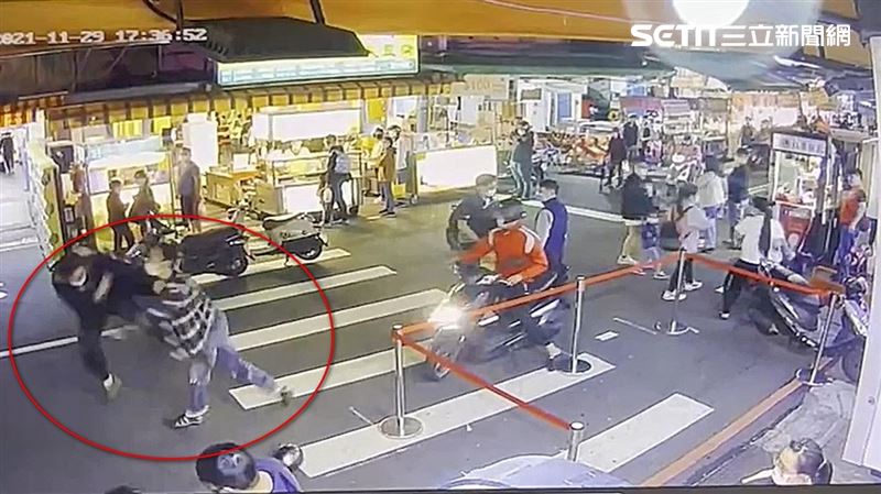 樂華夜市盃開打！壯男飛踢1拳遭KO