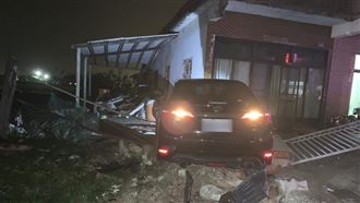 2車撞擊衝民宅圍牆　1人拋飛6送醫