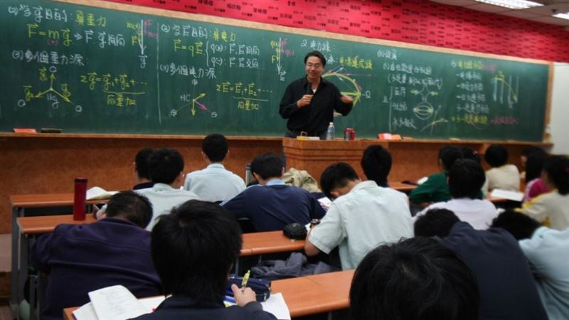 「宏泰宇宙」席捲台中補教界！網笑翻