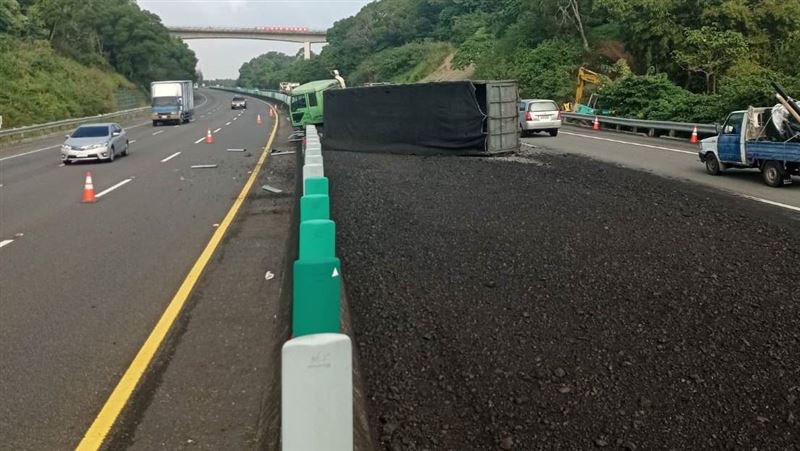 新／國3聯結車翻覆　封閉2車道