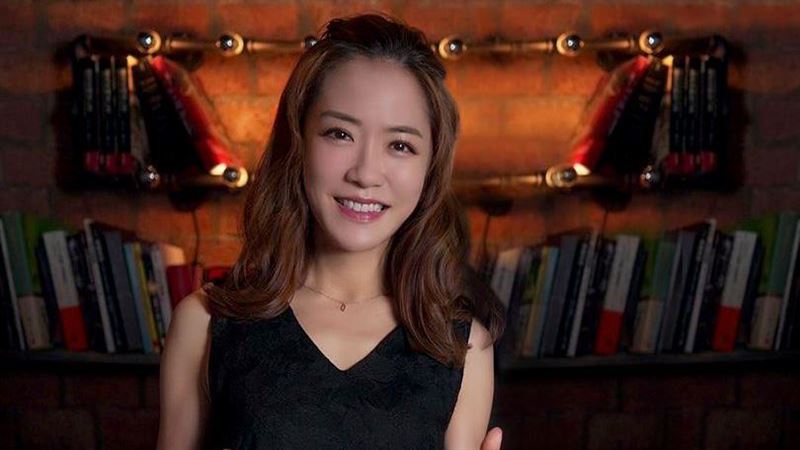 女星金馬紅毯驚愣　爆鞏俐施蠻力搶麥