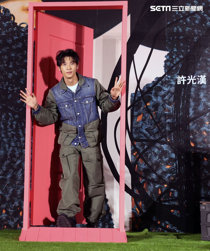 許光漢首張專輯發片記者會露營趣。（記者邱榮吉/攝影）