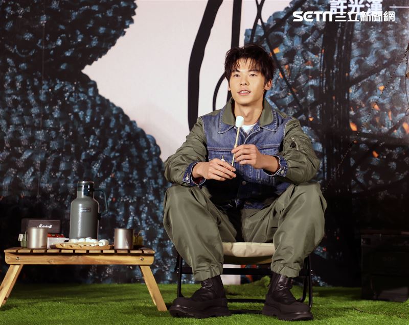 許光漢首張專輯發片記者會露營趣。（記者邱榮吉/攝影）