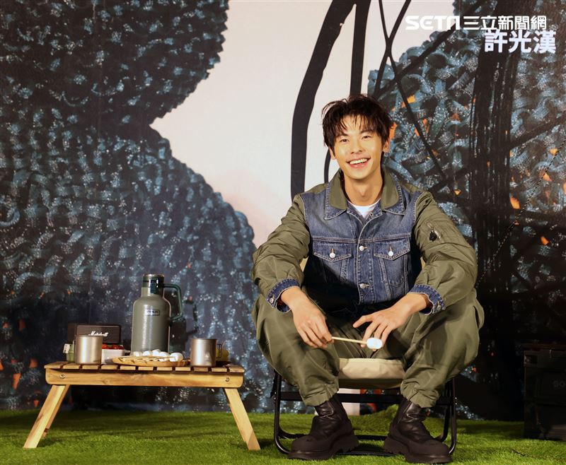 許光漢首張專輯發片記者會露營趣。（記者邱榮吉/攝影）
