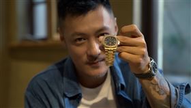 余文樂分享自己收藏的古董錶。（圖／Inside out節目提供）