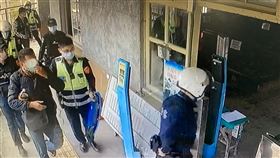 男子台鐵列車上咆哮  警方帶回偵訊台鐵3167次列車30日上午10時許停靠嘉義南靖站時，有一名男性乘客在車廂內咆哮喊「要殺人」，車長立即前往處理，並通知鐵路警察局高雄分局嘉義派出所將人帶走。（鐵路警察提供）中央社記者蔡智明傳真  110年11月30日