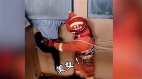 ▲女子在消防隊員幫助之下從22樓窗外攀爬回家。（圖／翻攝自微信影片）