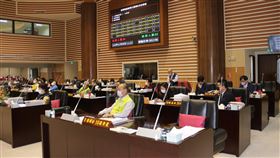 苗縣111年總預算案三讀過關苗栗縣議會30日審查111年度苗栗縣總預算案，藍綠陣營對預算刪減幅度未能達成共識，最後以表決方式通過國民黨版本，總預算小砍新台幣739萬餘元完成三讀。中央社記者管瑞平攝  110年11月30日