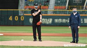 潘忠韋為台灣大賽G3開球。（圖／記者王怡翔攝影）