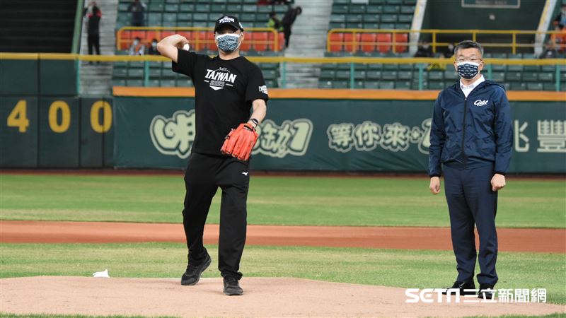 潘忠韋為台灣大賽G3開球。（圖／記者王怡翔攝影）