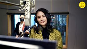 486先生不是邀請賴品妤合唱而是自己躲在後面彈貝斯耍帥（圖／486團購提供）