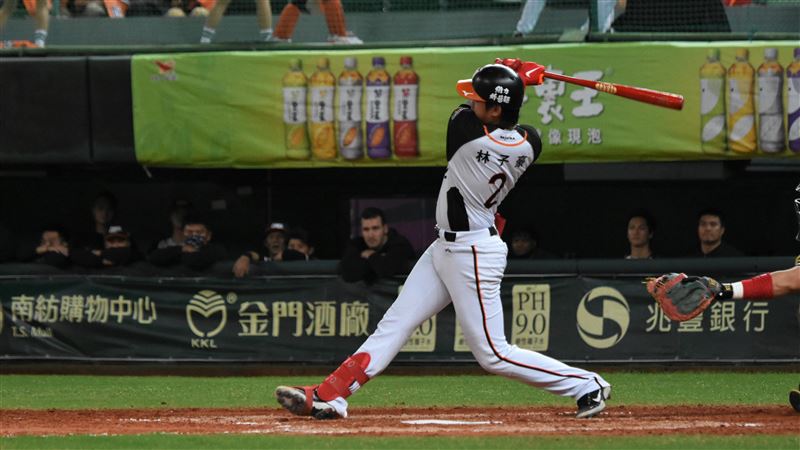 台灣大賽G3統一獅林子豪安打送回林安可。（圖／記者王怡翔攝影）
