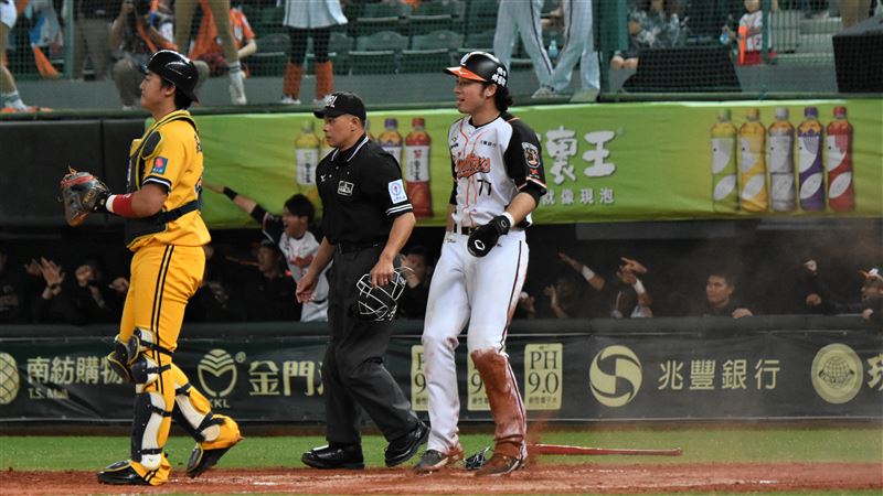 台灣大賽G3統一獅林子豪安打送回林安可。（圖／記者王怡翔攝影）
