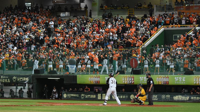台灣大賽G3澄清湖棒球場統一獅球迷。（圖／記者王怡翔攝影）