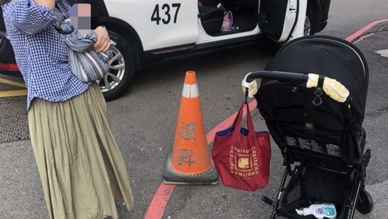 嬰兒車橫越車道撞站牌　民眾目擊嚇傻