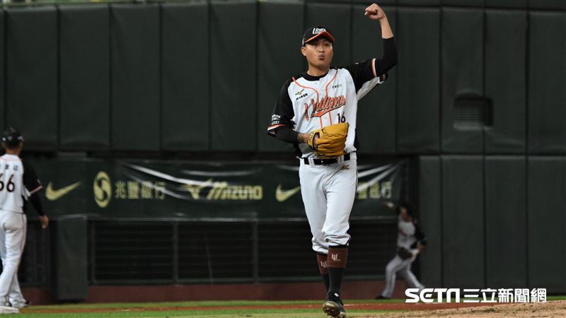 台灣大賽G3統一獅江辰晏振臂高呼。（圖／記者王怡翔攝影）