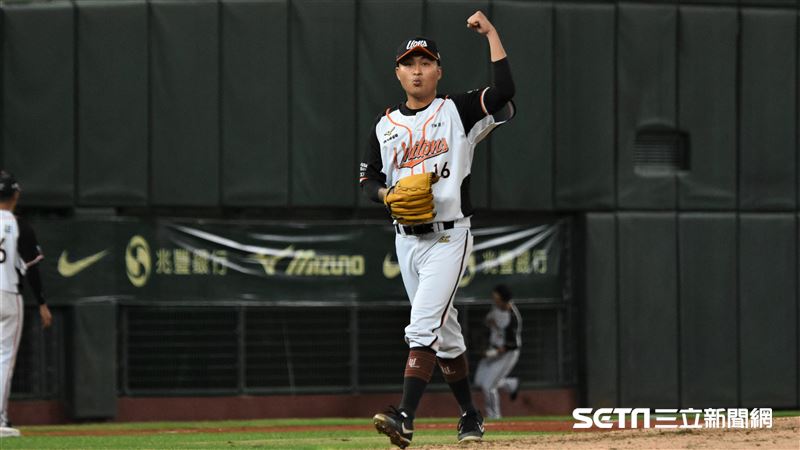 台灣大賽G3統一獅江辰晏振臂高呼。（圖／記者王怡翔攝影）