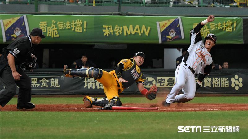 台灣大賽G3統一獅蘇智傑本壘遭觸殺。（圖／記者王怡翔攝影）