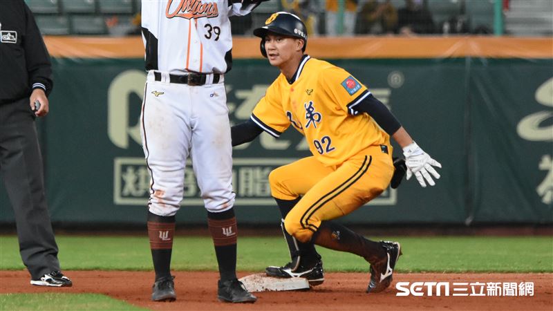台灣大賽G3中信兄弟岳政華偷點上到二壘。（圖／記者王怡翔攝影）