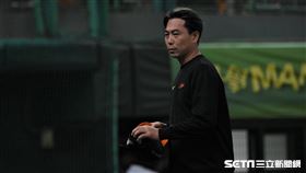 台灣大賽G3統一獅輸球3連敗，賽後敬禮與林岳平總教練。（圖／記者王怡翔攝影）