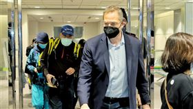 美國國際民主協會會長米德偉抵台美國國際民主協會（National Democratic Institute, NDI）會長米德偉（Derek Mitchell）（右2）等人30日晚間搭機抵達桃園國際機場，下機後未發表談話，在禮遇通關下離去。中央社記者吳睿騏桃園機場攝  110年11月30日