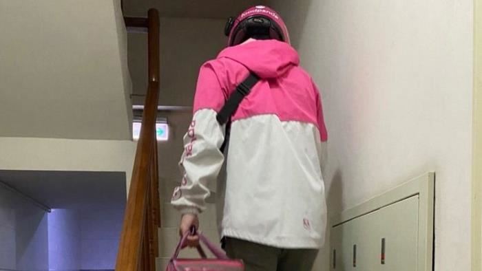 「這外送員是好爸爸」背影照暖哭萬人