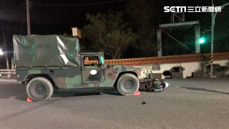 左轉「碰」一聲　軍用悍馬撞斷騎士手