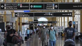 美國將加強入境規定  搭機前篩檢從3日內縮至1日華盛頓郵報11月30日指出，拜登政府預計加強入境篩檢規定，要求所有旅客須持搭機前1日內陰性報告。圖為110年8月華府雷根國家機場一隅。中央社記者徐薇婷華盛頓攝  110年12月1日