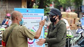 河內市百科市場量體溫越南首都河內市為防範疫情下令全市進入行動限制狀態，民眾除非必要否則不得出門，許多傳統市場都有人員在入口量體溫。中央社記者陳家倫河內攝  110年7月28日