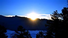 阿里山日出印象音樂會將邁入20週年嘉義縣政府表示，阿里山日出印象音樂會將邁入20週年，在海拔2485公尺高山上，以溫暖樂聲陪伴民眾迎接2022年第一道曙光。圖為2021年阿里山元旦日出。中央社記者蔡智明攝  110年12月1日