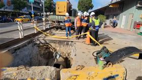 潭子，綠空廊道改接水管工程，工人遭負壓吸入慘死，施工首起意外，罕見，高低差位能(圖/翻攝畫面)