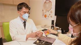 名家專用／NOW健康／眼科醫師莊富修表示，白內障手術一生只會動1次，因此要挑選到適合病患的人工水晶體非常重要。(勿用)