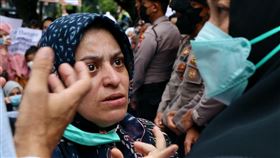 滯留印尼阿富汗難民向聯合國抗議滯留印尼的國際難民15日聚集聯合國難民署駐雅加達辦公室外抗議，一名女性難民要求聯合國難民署官員出面聽難民心聲。中央社記者石秀娟雅加達攝  110年11月15日