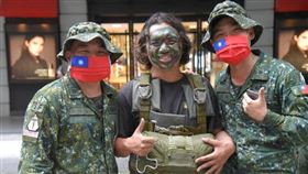 ▲迷彩偽裝與傘具著裝體驗（圖／主辦單位提供）