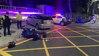 重機逆向撞迴轉車　目擊者驚呼死了！