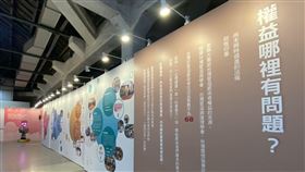 ▲台灣愛滋病學會、台灣愛滋病護理學會與台灣露德協會日前進行感染者生活品質調查外，也推出展覽，希望大眾藉此認識疾病平權議題。（圖／記者簡浩正攝影）