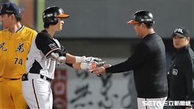 ▲台灣大賽G4，統一獅外野手蘇智傑6局下敲出全隊第1支安打。（圖／記者劉彥池攝影）