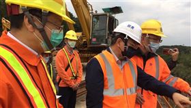 太魯閣號遭鋼軌樁擊中  交長赴現場台鐵一列太魯閣號列車1日遭斷裂鋼軌樁擊中車頭，車窗玻璃破裂。交通部長王國材（前中）上午已表示要嚴懲，下午也赴事故地點了解狀況，指示加高工地圍籬，並要求台鐵全面檢視所有工地細節。（交通部提供）中央社記者汪淑芬傳真  110年12月1日