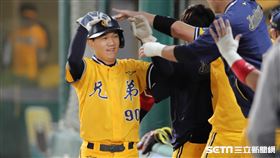 ▲台灣大賽G4，中信兄弟游擊手江坤宇跑回球隊第4分。（圖／記者劉彥池攝影）