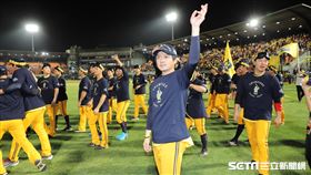 ▲中信兄弟拿下中華職棒32年總冠軍，總教練林威助和球迷揮手致意。（圖／記者劉彥池攝影）