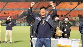 ▲中信兄弟拿下中華職棒32年總冠軍，中信慈善基金會董事長辜仲諒振臂慶祝。（圖／記者劉彥池攝影）