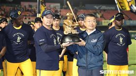 ▲中信兄弟拿下中華職棒32年總冠軍，會長蔡其昌頒發獎盃給林威助。（圖／記者劉彥池攝影）