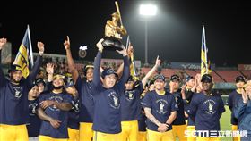 ▲中信兄弟拿下中華職棒32年總冠軍，總教練林威助高舉冠軍獎盃。（圖／記者劉彥池攝影）