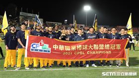 ▲中信兄弟拿下中華職棒32年總冠軍，全隊和錦旗合影。（圖／記者劉彥池攝影）