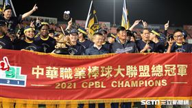 ▲中信兄弟拿下中華職棒32年總冠軍，全隊和錦旗合影。（圖／記者劉彥池攝影）