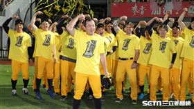 ▲中信兄弟拿下中華職棒32年總冠軍，二壘手張志強帶隊比禿頭手勢。（圖／記者劉彥池攝影）