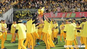 ▲中信兄弟拿下中華職棒32年總冠軍，總教練林威助被隊員高高拋起。（圖／記者劉彥池攝影）