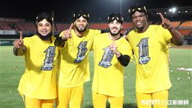 ▲中信兄弟拿下中華職棒32年總冠軍，4位洋投華德茲、羅傑斯、象魔力和德保拉合影。（圖／記者劉彥池攝影）